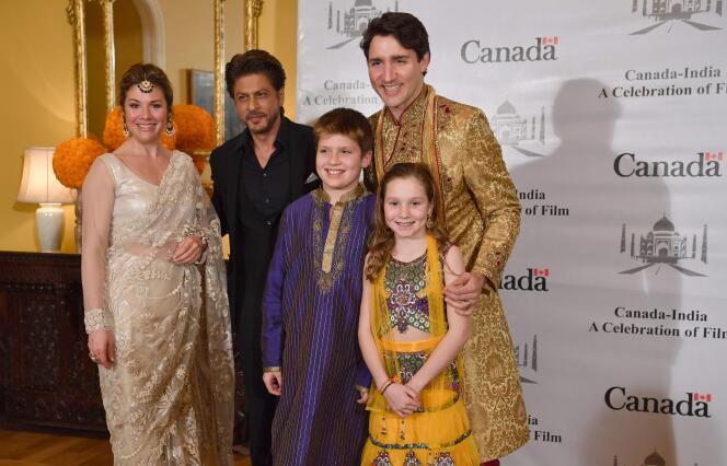 Justin Trudeau et sa famille ont posé avec la star bollywoodienne, Shahrukh Khan à Bombay, le 20 février.