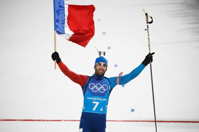 Martin Fourcade voa com o tricolor durante os Jogos Olímpicos de Inverno de 2018 em Pyongyang, Coreia do Sul.