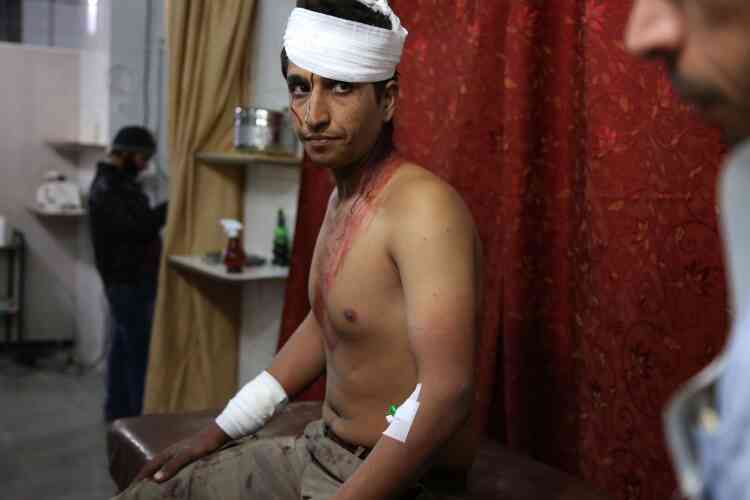 Un homme blessé attend d’être soigné dans un hôpital de Kafr Batna, le 19 février. La journée de lundi a été « l’un des pires jours de l’histoire de la crise actuelle », a déclaré à l’AFP un médecin de la Ghouta.