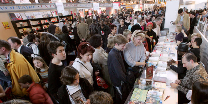 Séance de dédicaces lors du 26e Salon du livre, dédié à la francophonie, à Paris, le 19 mars 2006.