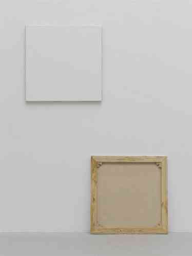 « Subodh Gupta aime à confondre notre regard par des trompes l’œil, comme avec “Oil on Canvas” (2010), deux moulages en bronze d’huiles sur toile. Cette œuvre s’attaque non sans ironie aux archétypes du minimalisme. »