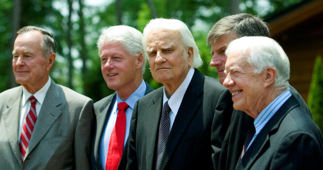 En 2007, lors de l’inauguration de la bibliothèque et du musée Billy Graham (au centre) à Charlotte, trois anciens présidents étaient présents au côté du prédicateur : George H. W. Bush, Jimmy Carter et Bill Clinton.