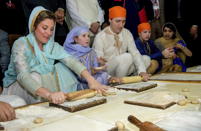 Justin Trudeau, sa femme Sophie Gregoire Trudeau et leurs enfants se plient aux traditions folkloriques dans le temple d’or, à Amritsar, le 21 février.
