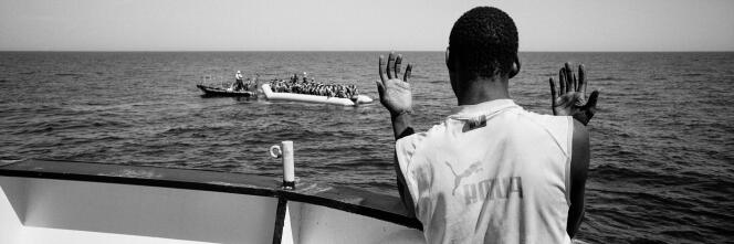 En Méditérranée, le 28 mars 2016, le navire humanitaire « Aquarius » recueille des migrants partis de Libye.