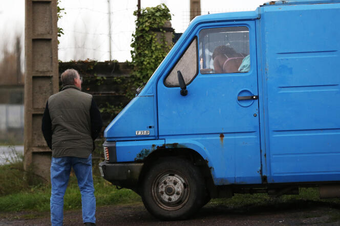 Un homme regarde en direction d’un camion appartenant à une prostituée, à Caen, dans le Calvados, le 30 novembre.