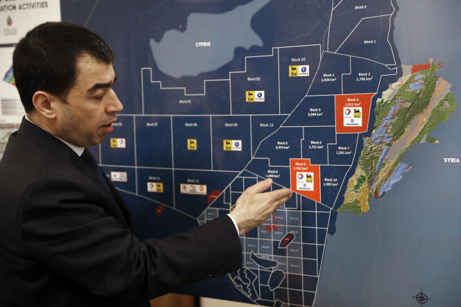 Le ministre libanais de l’énergie Cesar Abi Khalil explique le conflit autour du bloc 9, zone d’exploration pétrolière offshore à l’origine d’un litige avec Israël, lors d’un entretien avec l’Associated Press à Beyrouth le 1er février.