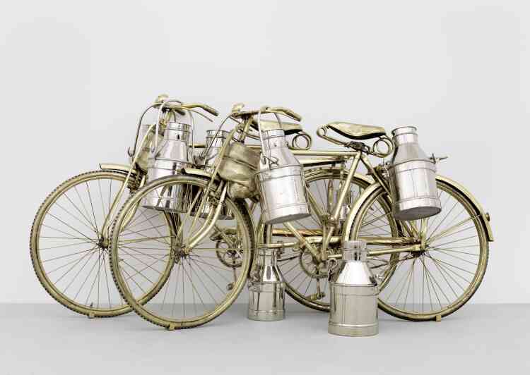 « Avec “Two Cows” (2003-2008), Subodh Gupta évoque la distribution quotidienne de lait. Placés contre un mur, comme prêts à partir, ces deux vélos font partie d’une série iconique de l’artiste où celui-ci transfigure en métal des objets courants en Inde. »
