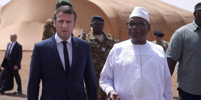 Le président français, Emmanuel Macron, et son homologue malien, Ibrahim Boubacar Keïta, dans le nord du Mali en mai 2017.