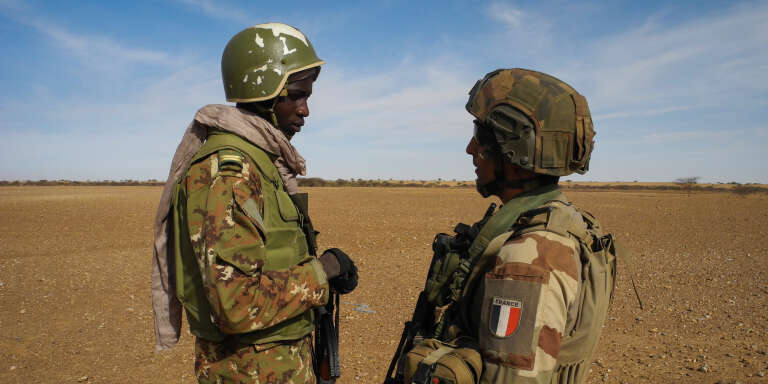 Un lieutenant de l’armée malienne et un capitaine français, en novembre 2017, dans le centre du Mali.