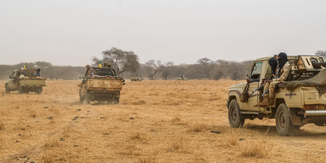 Des 4x4 du Mouvement de libération de l’Azawad patrouillent le long de la frontière entre le Mali et le Niger, le 4 février 2018.