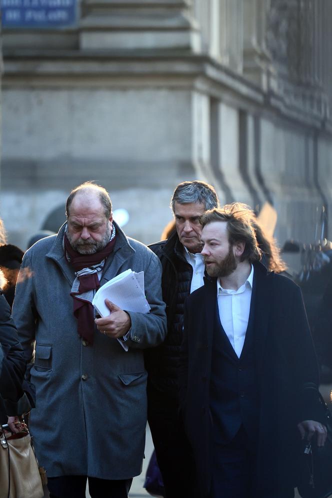 L’ancien ministre du budget Jérôme Cahuzac (au centre) et ses avocats, Eric Dupond-Moretti (à gauche) et Antoine Vey (à droite), au palais de justice de Paris, le 21 février 2018.