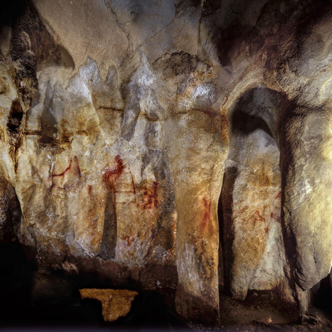 Une des parois de la grotte espagnole de la Pasiega, avec des motifs peints en rouge.