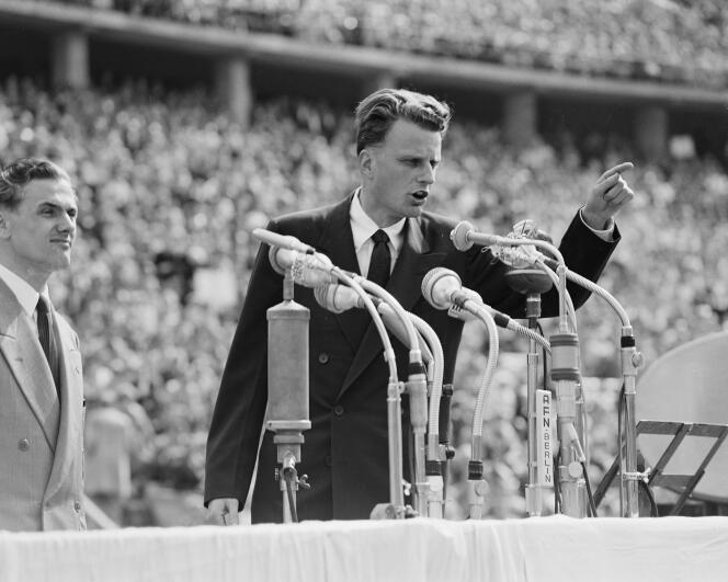 Le révérend Billy Graham s’adresse à plus de 100 000 Berlinois, au stade olympique de Berlin, le 27 juin 1954.