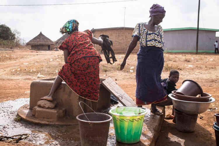 Vendredi 2 février. Koonan subit la sécheresse depuis trois mois. Chaque jour, les femmes récupèrent de l’eau du puits par seau de 20 litres.