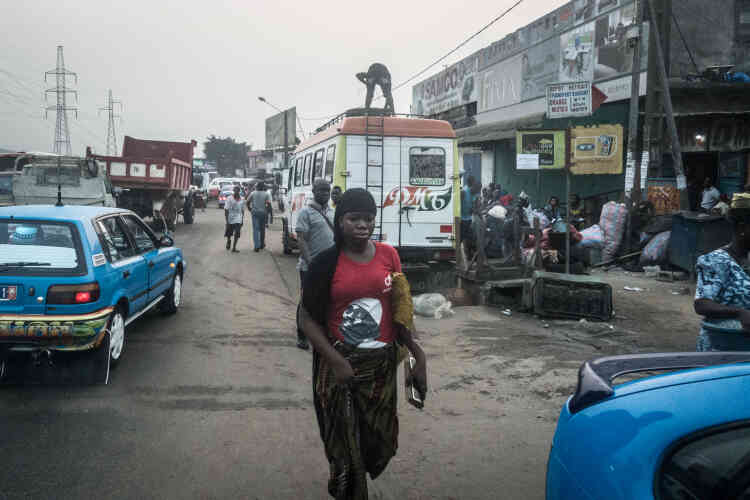 Abidjan, samedi 27 janvier. Après vingt-quatre heures de route périlleuse, notre bus arrive dans la gare d’Adjamé, un quartier populaire d’Abidjan, où tout s’achète et se vend.