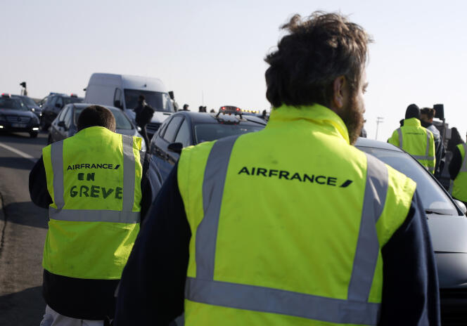 Des employés d’Air France avaient manifesté sur l’autoroute menant à l’aéroport de Roissy-Charles de Gaulle, au nord de Paris, lors de la journée de grève du 22 février.
