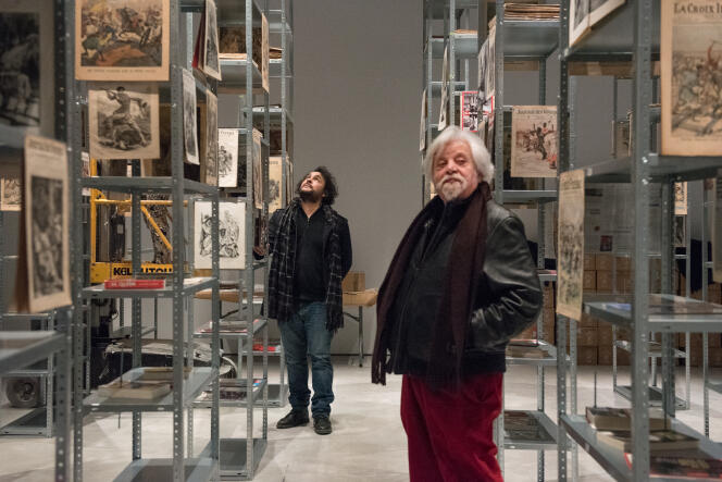 Kader Attia et Jean-Jacques Lebel (au premier plan) lors de l’installation de l’exposition « L’Un et l’Autre » au Palais de Tokyo à Paris, en février 2018.