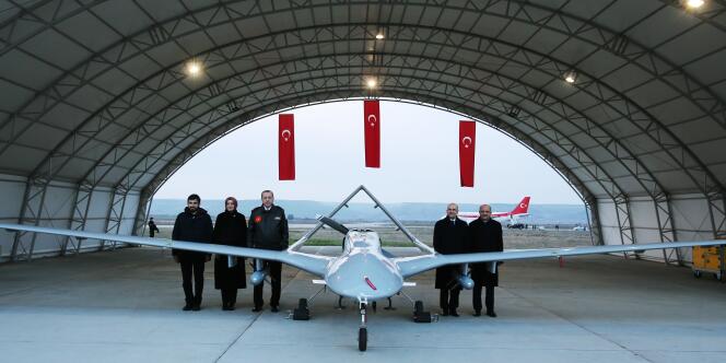Le président Recep Tayyip Erdogan (à gauche, à côté d’un drone de fabrication turque), sur la base de Batman, en Turquie, le 3 février.