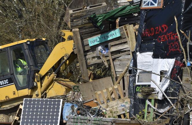 Un bulldozer éventre le campement des opposants au centre d’enfouissement des déchets nucléaires, après son évacuation par la gendarmerie, le 22 février.