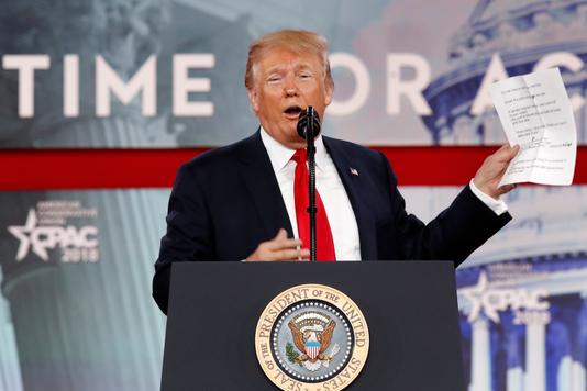 Jacquelyn Martin / AP Le président des Etats-Unis, Donald Trump, a lu les paroles de la chanson soul « The Snake » lors de la Conservative Political Action Conference (CPAC), à National Harbor, dans le Maryland, le 23 février.
