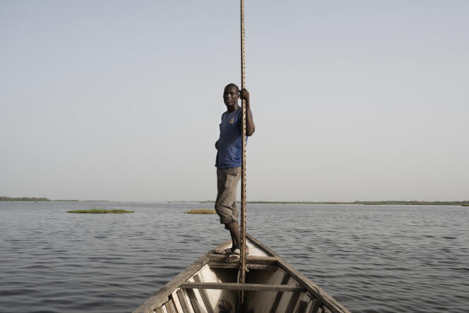 A bord d'une pirogue de commerçants reliant les différentes îles du lac Tchad, dans la région de Baga-Sola en avril 2017.