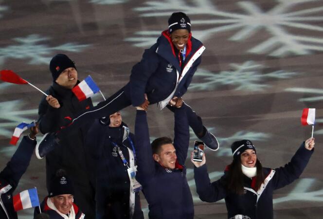 La délégation française lors de la cérémonie de clôture des XXIIIes Jeux olympiques d’hiver, le 25 février.