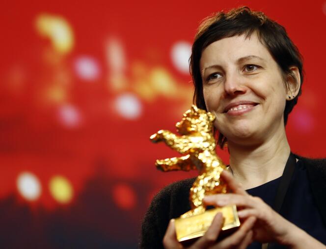 La réalisatrice Adina Pintilie reçoit l’Ours d’or pour son film « Touch Me Not », à Berlin, le 24 février.