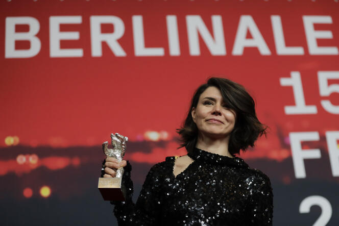 La réalisatrice Malgorzata Szumowska reçoit l’Ours d’argent pour son film « Twarz », à Berlin, le 24 février.