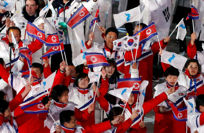 Les athlètes nord-coréens et sud-coréens défilent ensemble durant la cérémonie de clôture des Jeux d’hiver, dimanche 25 février. MURAD SEZER/REUTERS