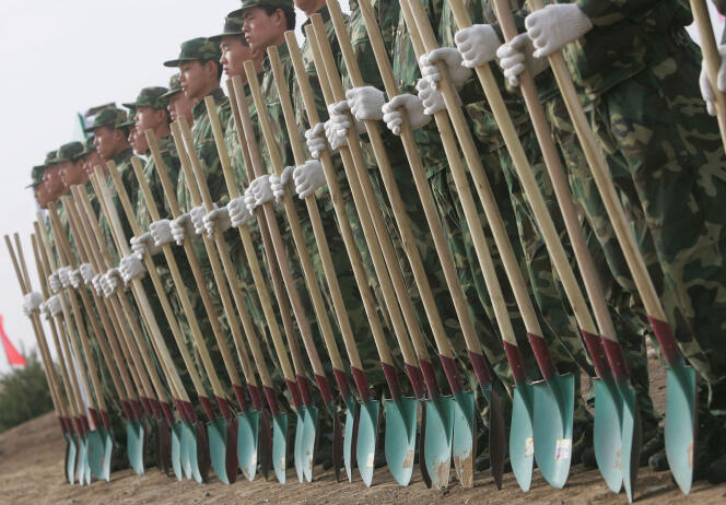 Soldats de l’Armée de libération populaire volontaires pour planter des arbres, à Pékin, en mars 2007.