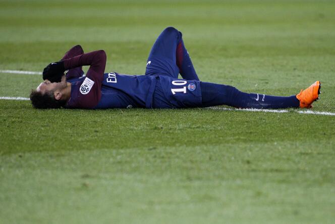 Neymar blessé lors du match PSG-OM, au Parc des Princes le 25 février .