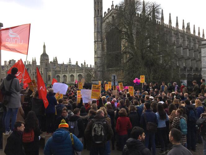 Piquet de grève du jeudi 22 février devant la Senate House de Cambridge et le collège de King’s.