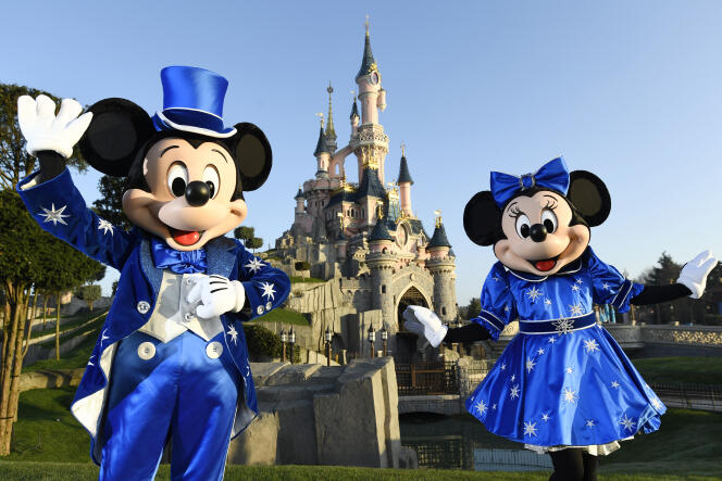 Les personnages de Mickey et Mini devant le château de Disneyland, à Marne-la-Vallée, le 16 mars 2017. Disneyland Paris a été le monument touristique le plus visité en France en 2016, selon l’Insee, avec 13,4 millions de visiteurs.