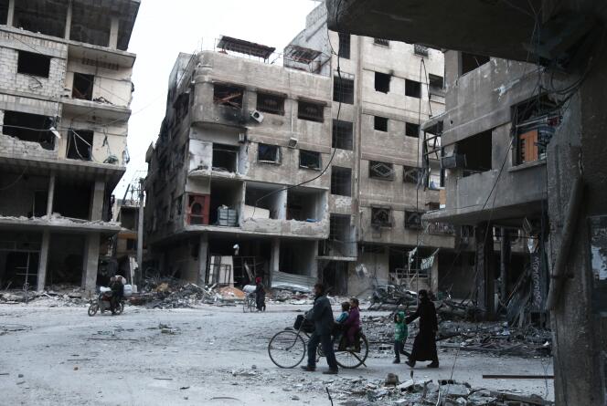 Des habitants sortent des abris et tentent de se ravitailler à Arbin, dans l’enclave rebelle de la Ghouta orientale, près de Damas, le 25 février.