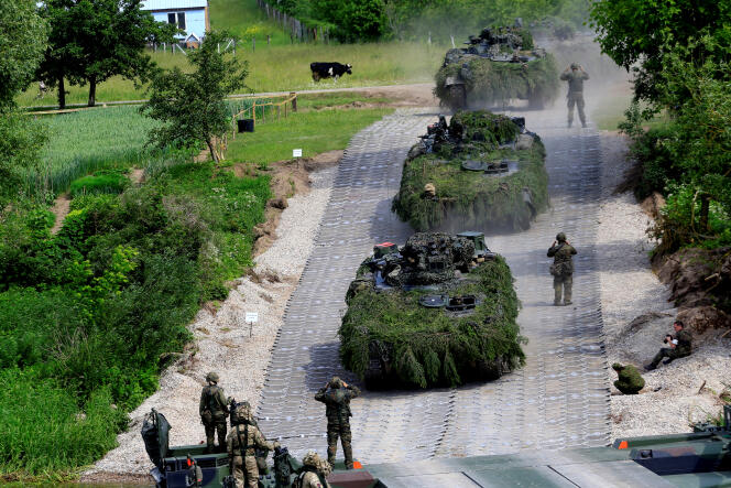 Des chars Leopard du groupe allemand Krauss-Maffei Wegmann en exercice, à Stasenai, dans le centre de la Lituanie, en juin 2017.