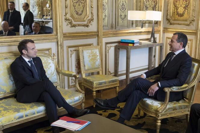 Emmanuel Macron et Robert Iger, PDG de Disney, lors de leur rencontre à l’Elysée à Paris, le 27 février.