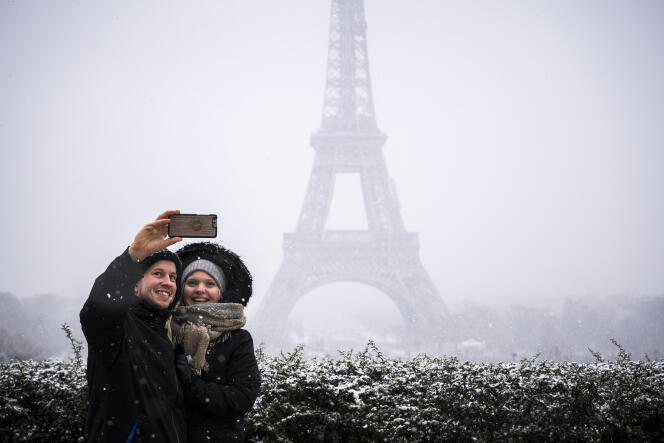A Paris, des touristes près de la tour Eiffel, le 5 février.