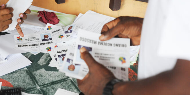 Dans un bureau de vote à Malabo, en Guinée équatoriale, le 24 avril 2016, lors de l’élection présidentielle.