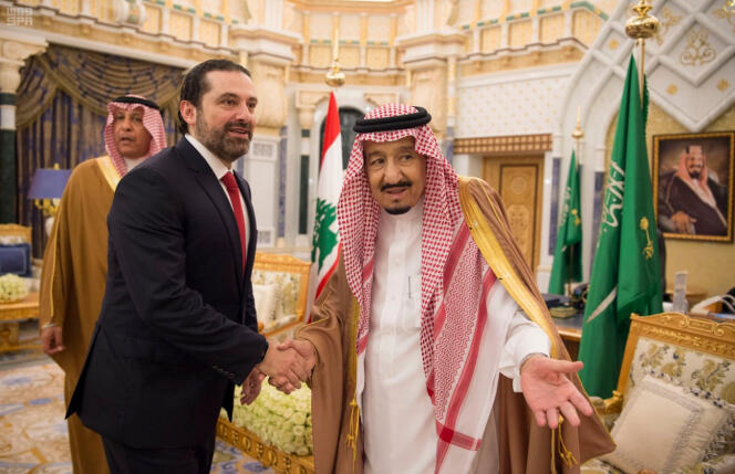 Le roi Salman salue le premier ministre libanais, Saad Hariri, à Riyad, le 28 février.