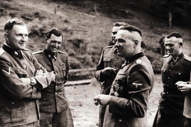 Les historiens n’ont retrouvé aucune photographie d’Hans Delmotte, médecin nazi belge qui assistait à Auschwitz le docteur Josef Mengele (ci-dessus, deuxième à gauche, avec d’autres officiers SS).