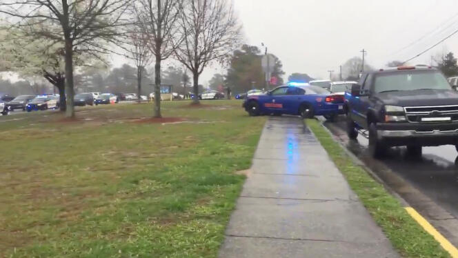La police devant le lycée de Dalton, en Géorgie, après qu’un professeur a tiré dans sa salle de classe, le 28 février.