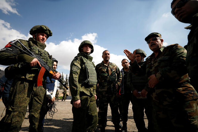 Des militaires russes et syriens, le 28 février dans l’est de la Ghouta.