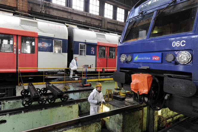 Des cheminots travaillent sur un train du réseau Transilien, le 15 décembre 2010, à Choisy-le-Roi.