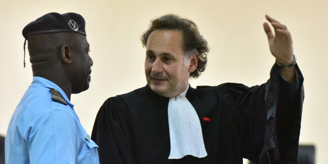 L’avocat français Pierre-Olivier Sur lors du procès des disparus du Novotel, à Yopougon, en Côte d’Ivoire, le 11 avril 2017.
