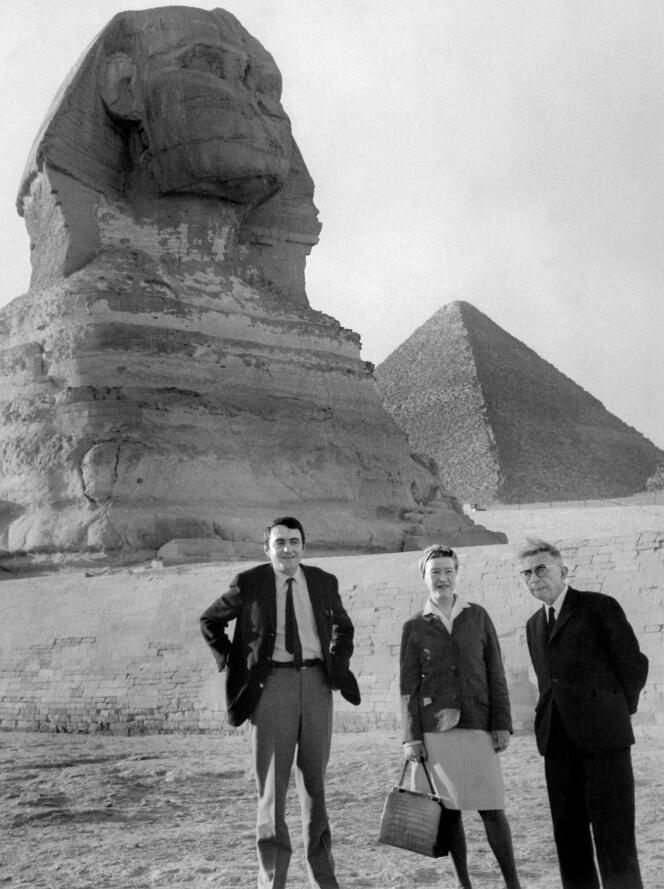 Claude Lanzmann (à gauche), Simone de Beauvoir et Jean-Paul Sartre visitent les pyramides de Gizeh, en Egypte, le 4 mars 1967.