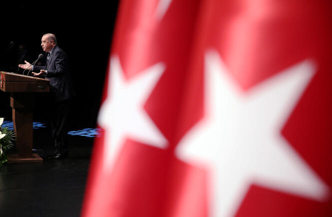 Le président turc, Recep Tayyip Erdogan, lors d’un meeting au palais présidentiel d’Ankara, le 21 février.