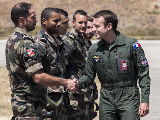 Le président Macron rencontre des soldats français lors d’une visite de la base aérienne d’Istres (Bouches-du-Rhône), en juillet 2017.