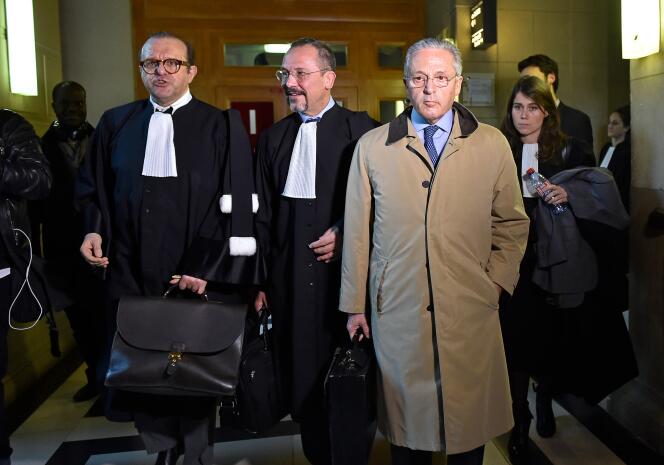 Le marchand d’art Guy Wildenstein (à droite) avec ses avocats Hervé Temime (à gauche) et Eric Dezeuze lors du procès au tribunal de Paris, en janvier 2017.
