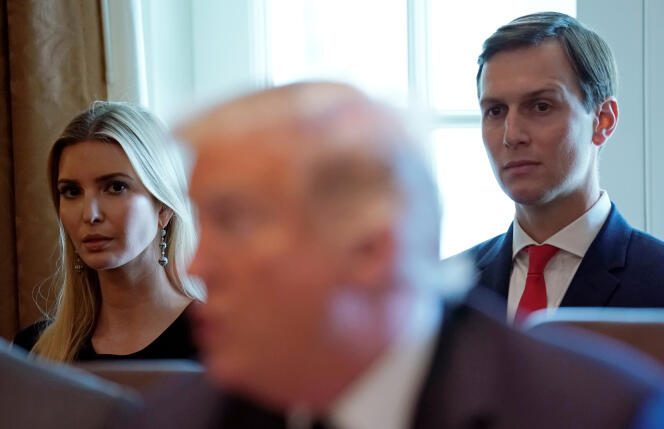 Ivanka Trump et Jared Kushner écoutent le président américain, Donald Trump, lors d’un briefing à la Maison Blanche, le 16 octobre 2017.