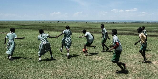 Des écoliers masai jouent au football au Kenya, en janvier 2018.